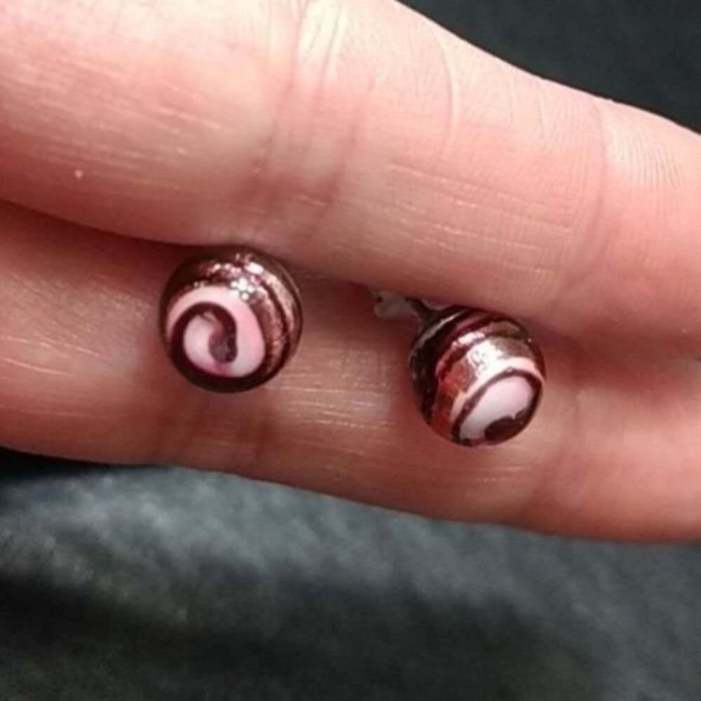 Round pink swirly earrings - Picture 7 of 8